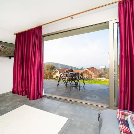 Chardonnay Guest With Great View For Nature Lovers 컨트리하우스 키레니아